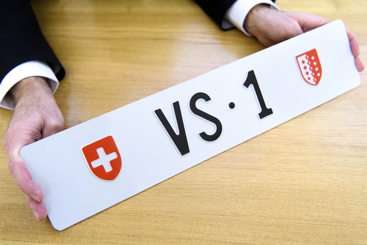 La plaque d'immatriculation VS 1 photographiee avant une conference de presse ce mardi 31 janvier 2017 a Sion. Le Service de la circulation routiere et de la navigation (SCN) procedera a partir d ...