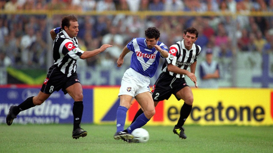 Bildnummer: 00286403 Datum: 17.09.2000 Copyright: imago/Buzzi
Dario Hubner (Mitte, Brescia) im Duell mit Antonio Conte (li.) und Ciro Ferrara (beide Juve); Brescia - Juventus Turin 0:0, quer, Zweikam ...