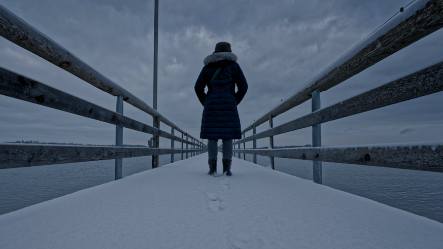 winterdepression saisonale depression / Das Stimmungstief ist da. Eine Frau steht nachdenklich am Seeufer. Symbolfoto , model released. Felden Bayern Deutschland Copyright: xRolfxPossx / Credit
IMAGO  ...