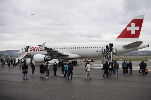 Freiwillige spielen die Passagieren bei einer Uebung, aufgenommen am Dienstag, 26. Oktober 2021 auf dem Flughafen in Zuerich. Die grossangelegten Uebung &quot;McFly 21&quot; wird anhand eines simulier ...