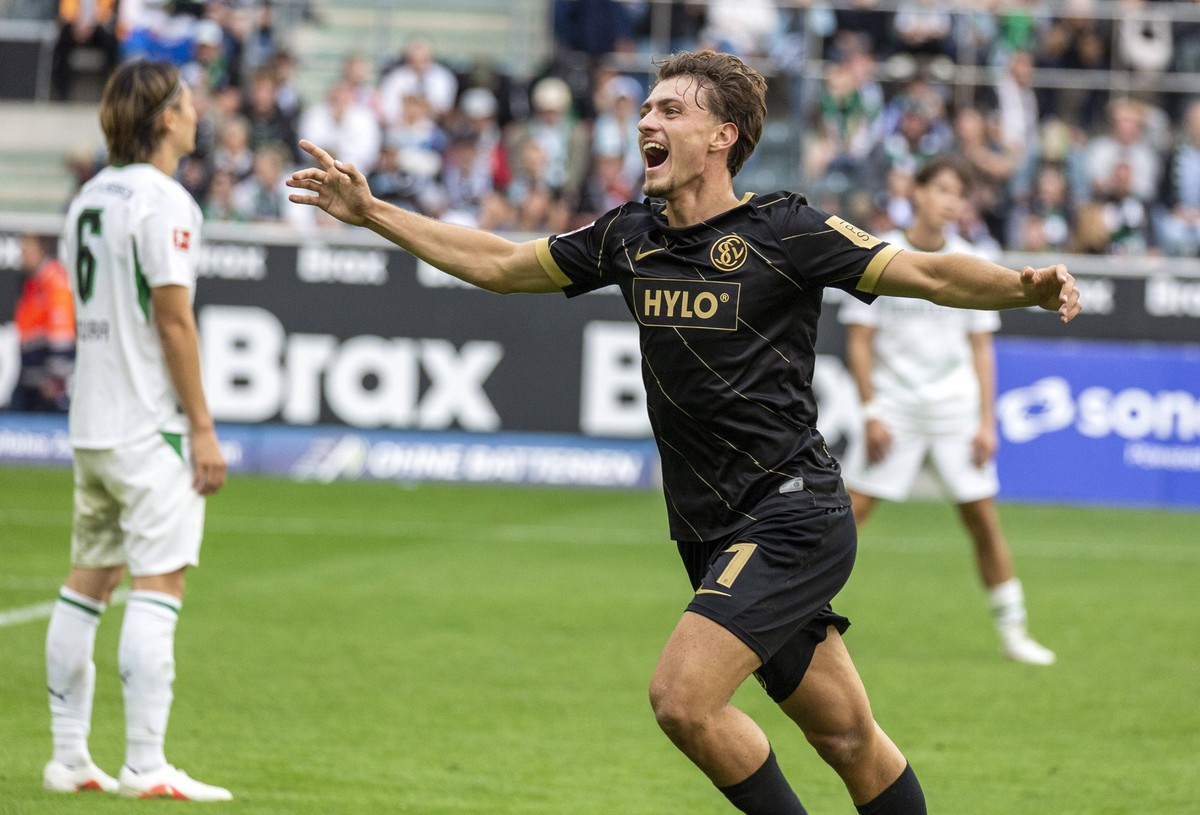 Torjubel von Torschuetze Maurice Krattenmacher SVE nach seinem 3-4 Siegtor, Fussball, Bundesliga, 2026/2027, 05.09.2026, Stadion Borussia-Park, Borussia Moenchengladbach vs. SV 07 Elversberg 3-4 Sport ...