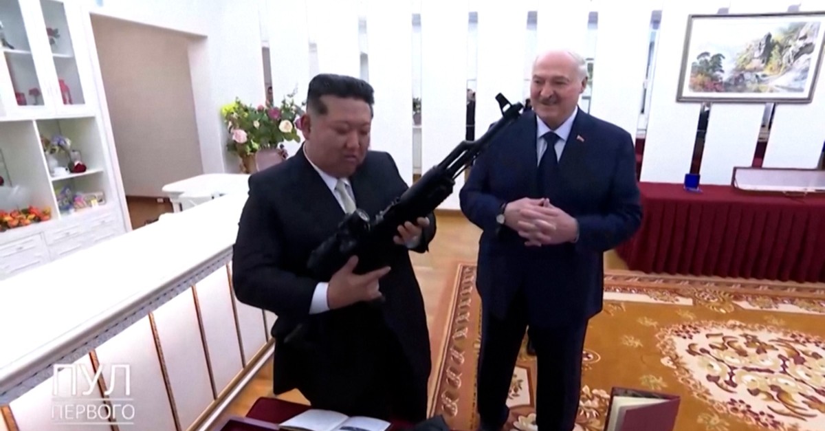 Lukaschenko schenkt Kim Jong-un ein Gewehr: «Falls Feinde auftauchen»