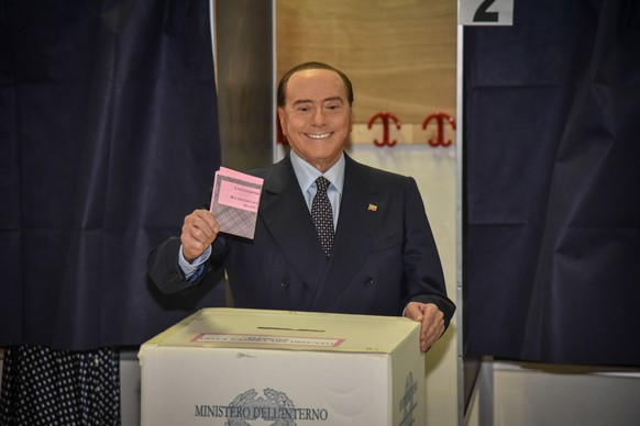 epa10205472 Former Italian Prime Minister and leader of Italian party &#039;Forza Italia&#039; (FI), Silvio Berlusconi, votes in the Italian general election at a polling station in Milan, Italy, 25 S ...