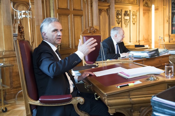 Die Bundesraete Didier Burkhalter, links, spricht an der Seite von Johann Schneider-Ammann, rechts, waehrend der ersten Bundesratssitzung im neuen Jahr, am Mittwoch, 11. Januar 2017 im Bundesratszimme ...