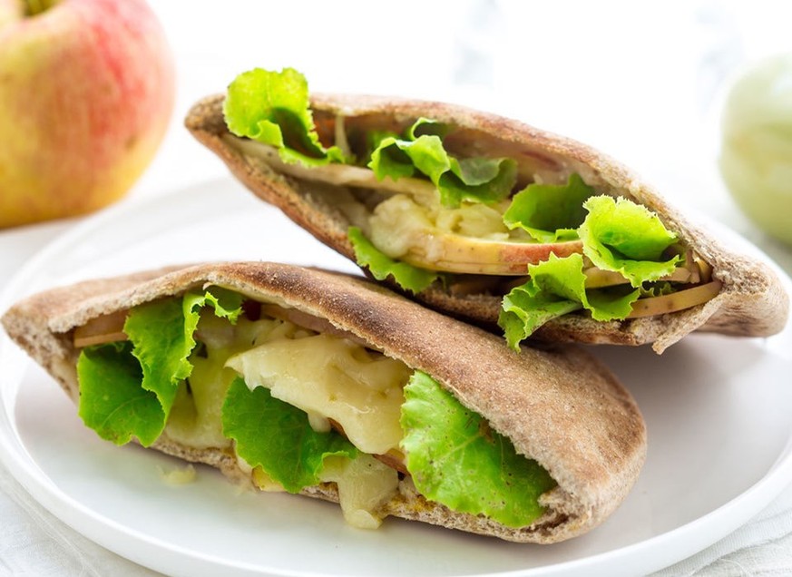 apfel cheddar käse pita essen food http://www.eatingwell.com/recipe/260718/apple-cheddar-pita-pockets/