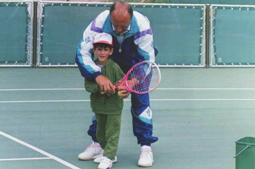 Klein-Djokovic wissbegierig auf dem Tennisplatz.