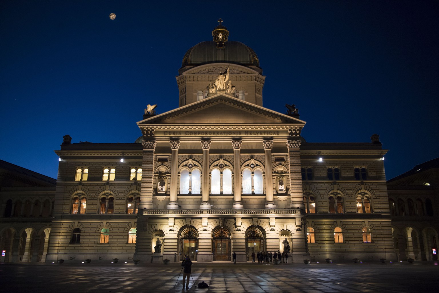 Nachthimmel über dem Bundeshaus mit verschiedenen Planeten anstelle des Mondes; Jupitermond Ganymed