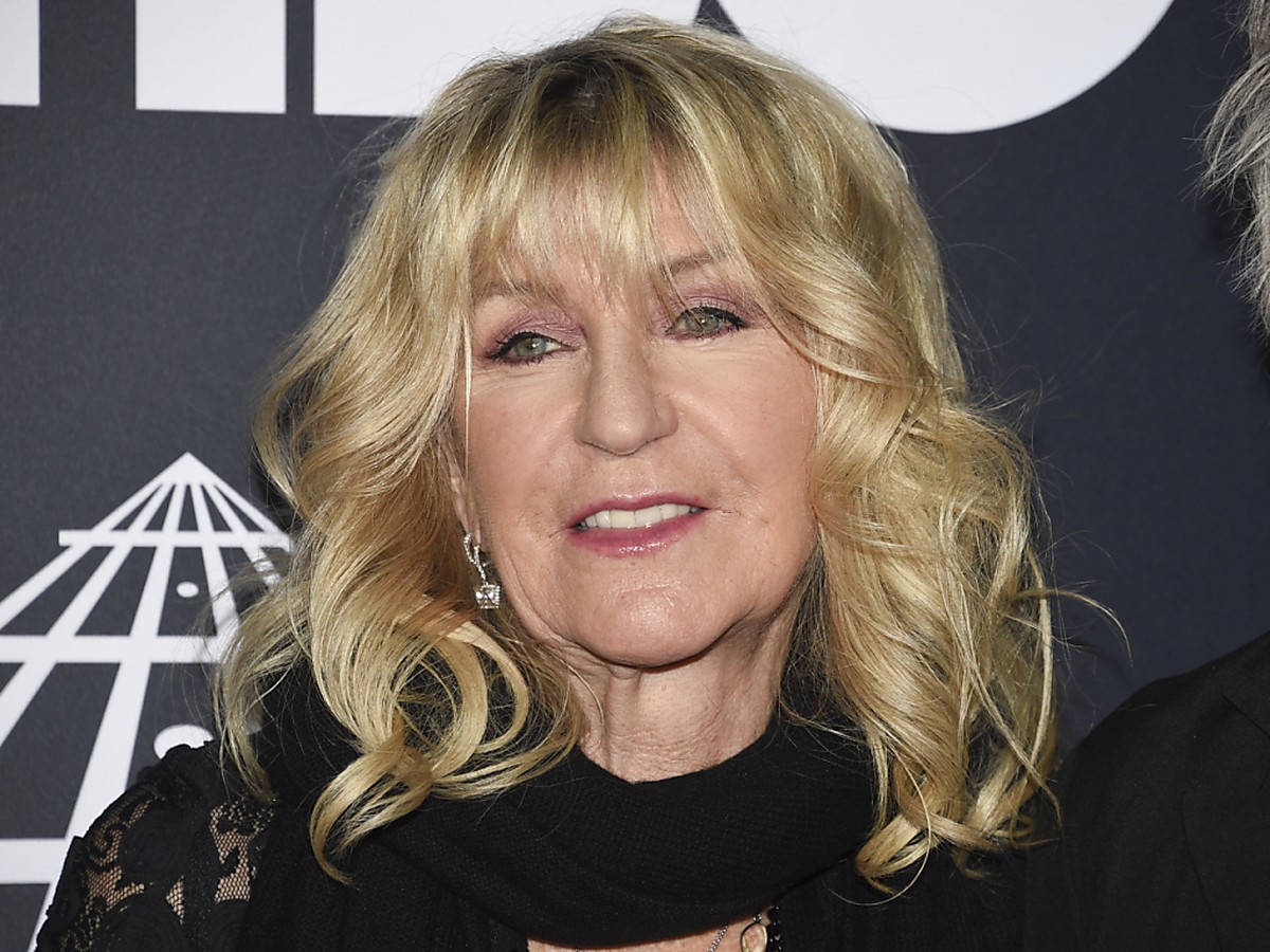 La chanteuse-compositrice du groupe de rock britannique Fleetwood Mac, Christine McVie, est d