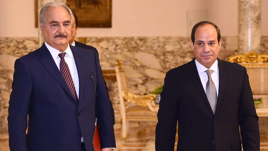 Der abtrünnige libysche General Chalifa Haftar (l.) und Ägyptens Präsident Abdel Fattah al-Sisi pflegen gute Beziehungen.