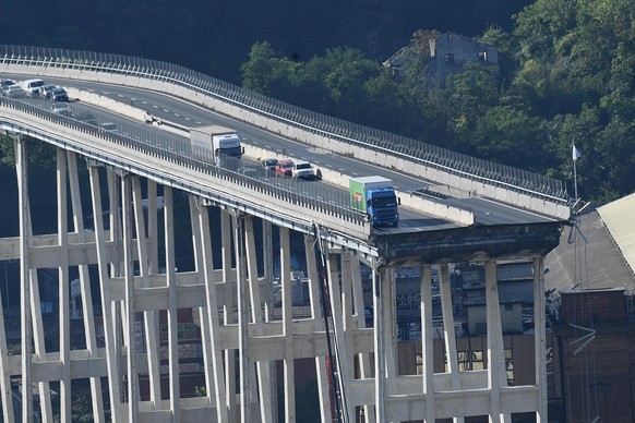 Nach dem verheerenden Einsturz einer Autobahnbrücke in Genua rückt die Frage nach der Ursache für die Katastrophe in den Fokus.