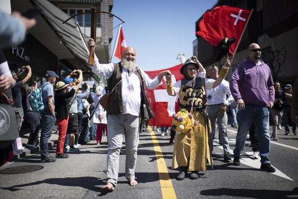 Demonstrationsteilnehmer, am Samstag, 24. April 2021, in Rapperswil. Der Verein ?Stiller Protest? hatte zu einer Kundgebung gegen Coronamassnahmen aufgerufen. Die Bewilligung wurde nicht erteilt, trot ...