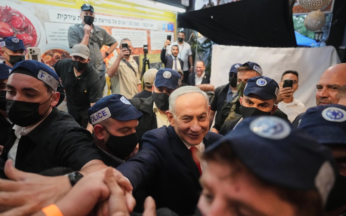 Le premier ministre israélien Benjamin Netanyahou lors d'un meeting électoral sur un marché de Tel-Aviv.
