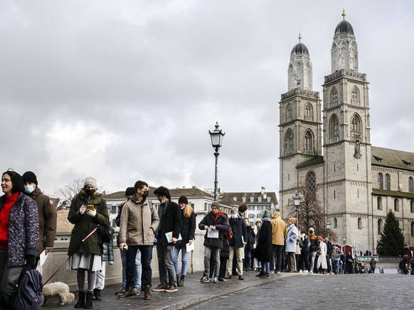 Stimmberechtigte stehen ueber die ganze Muensterbruecke bis zum Zuercher Stadthaus Schlange, um im Stimmlokal vom Stadhaus abzustimmen, im Hintergrund das Grossmuenster, am Sonntag, 28. November 2021  ...