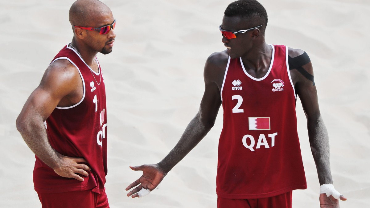 epa05465200 Jefferson Santos Pereira (L) of Qatar and his teammate Cherif Younousse Samba during the men's preliminary round match between Herrera/Gavria of Spain and Jefferson/Cherif of Qatar of ...