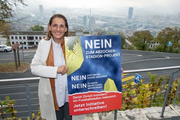 Jacqueline Badran, SP-Nationalraetin, posiert mit dem Nein-Plakat zum &quot;Projekt Ensemble&quot; an einer Medienkonferenz der SP Stadt Zuerich, am Freitag, 26. Oktober 2018, in Zuerich. Am 25. Novem ...