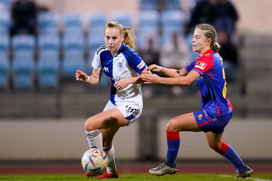 25.03.2023, Basel, Sportanlagen St. Jakob, Axa Women s Super League: FC Basel 1893 - Grasshopper Club Zürich, 19 Emoke Patricia Papai GC and 29 Nia Szenk Basel battle for the ball duel Basel Sportanla ...