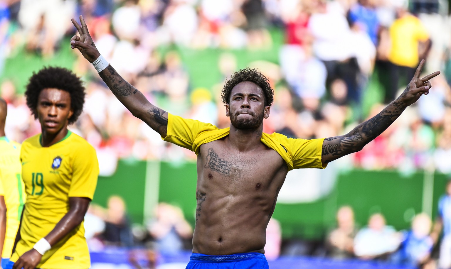 epaselect epa06798889 Brazil&#039;s Neymar (R) celebrates after scoring the 2-0 lead during the International Friendly soccer match between Austria and Brazil in Vienna, Austria, 10 June 2018. EPA/CHR ...