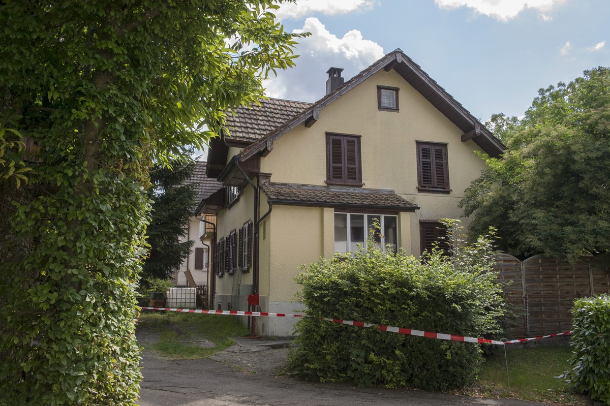 Der Sohn hat seine Eltern in diesem Haus mit einem Klappmesser erstochen.