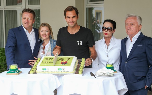 18.06.2018, Nordrhein-Westfalen, Halle: Tennis, ATP-Tour, Einzel, Herren, 1. Runde. Der Weltranglistenerste Roger Federer (M) aus der Schweiz bekommt eine Torte zum Turnierstart mit der Beschriftung Â ...