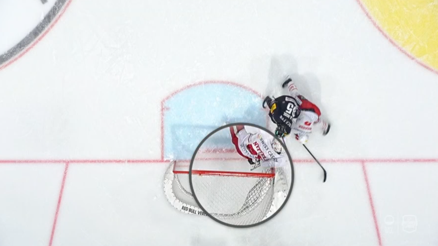 Das Netz dehnt sich nach innen – kurz darauf dringt die Scheibe hindurch.