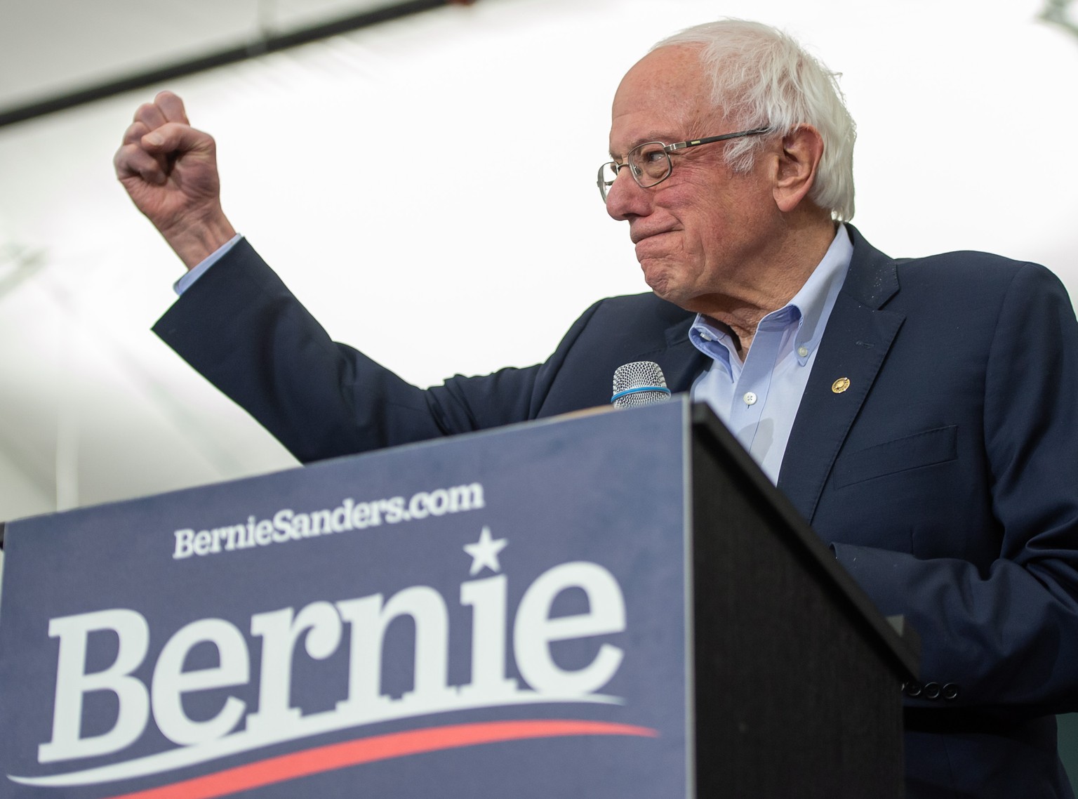 epa08193536 Democratic candidate for United States President, Vermont Senator Bernie Sanders, addresses an audience during a campaign rally at the Hampshire Hills Athletic Club in Milford, New Hampshi ...