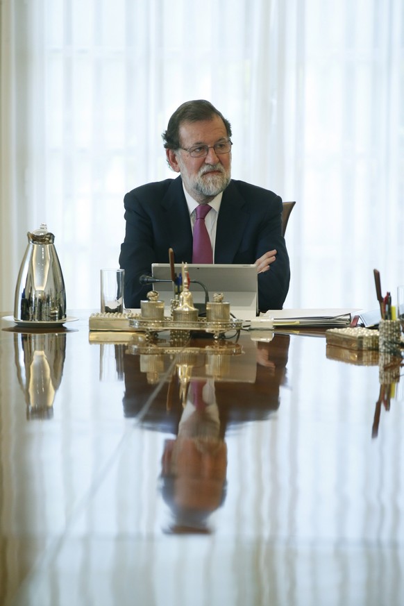 epa06147257 Spanish Prime Minister Mariano Rajoy chairs an extraordinary Spanish cabinet meeting held in Madrid, Spain, 16 August 2017. The Cabinet discuss among others issues, the security staff stri ...