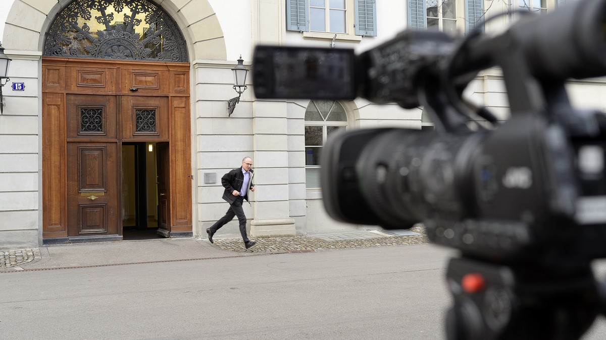 Medienschaffende warten vor dem Zuercher Obergericht, am Dienstag, 24. Maerz 2015. Am 28. August 2013 sprach das Bezirksgericht Winterthur jenen Mann des Mordes schuldig, der im Winterthurer Hotel Kro ...