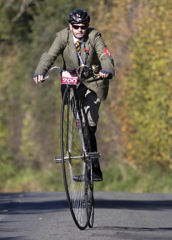 . 02/11/2025. Staplefield , United Kingdom. A competitor on a penny farthing approaching the hill leading into the village of Staplefield in West Sussex,United Kingdom during the London to Brighton Ve ...