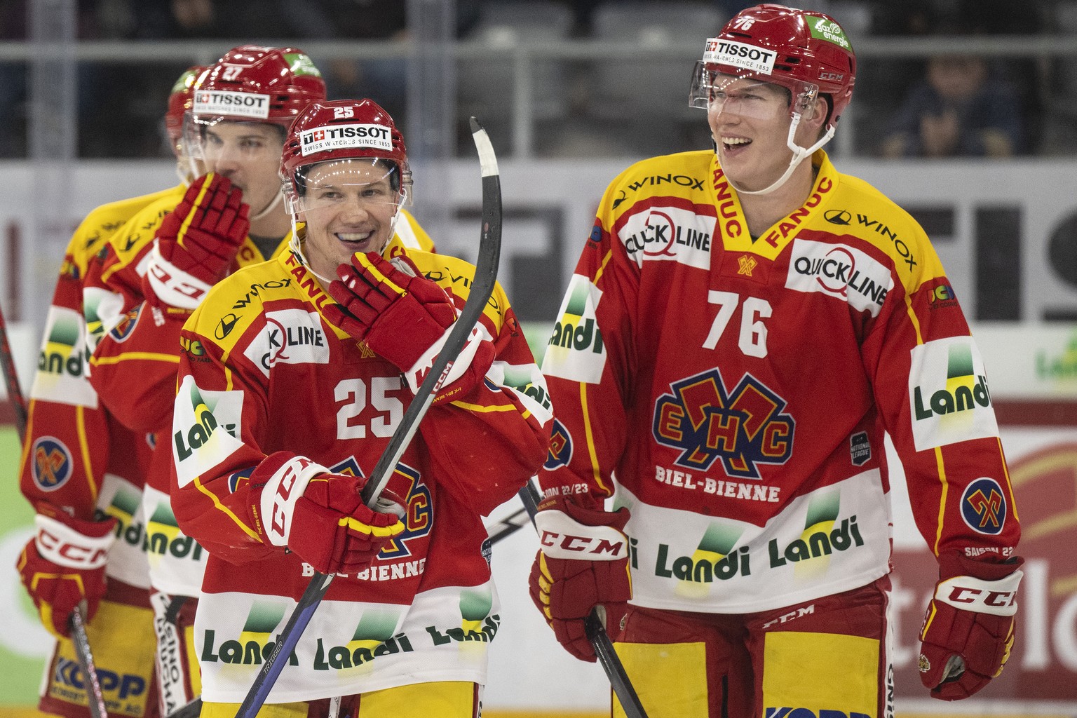 Biels Toni Rajala, links, und Jere Sallinen feirn den Treffer zum 2-3 im Eishockey Qualifikationsspiel der National League zwischen dem EHC Biel und den SC Rapperswil Jona Lakers, am Freitag, 4. Novem ...