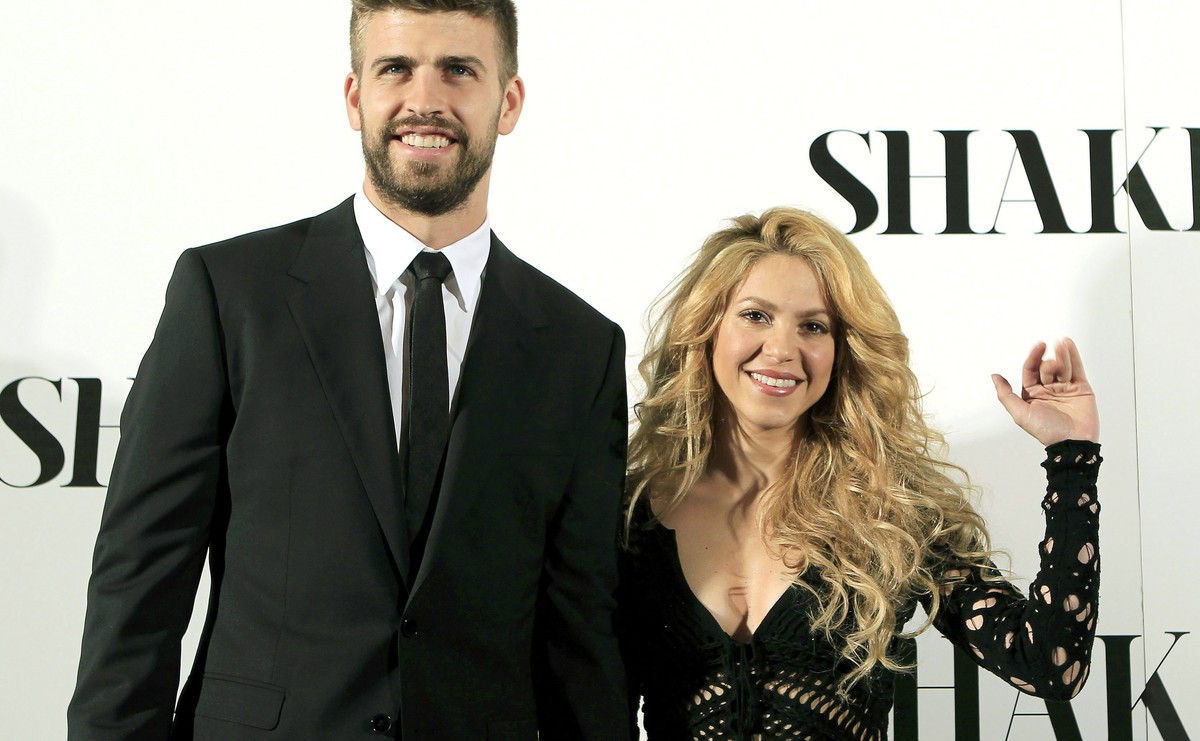 epa09995331 (FILE) - Colombian singer Shakira (R) poses for the media with her partner, FC Barcelona defender Gerard Pique (L), during the presentation of her new album 'Shakira' in Barcelon ...