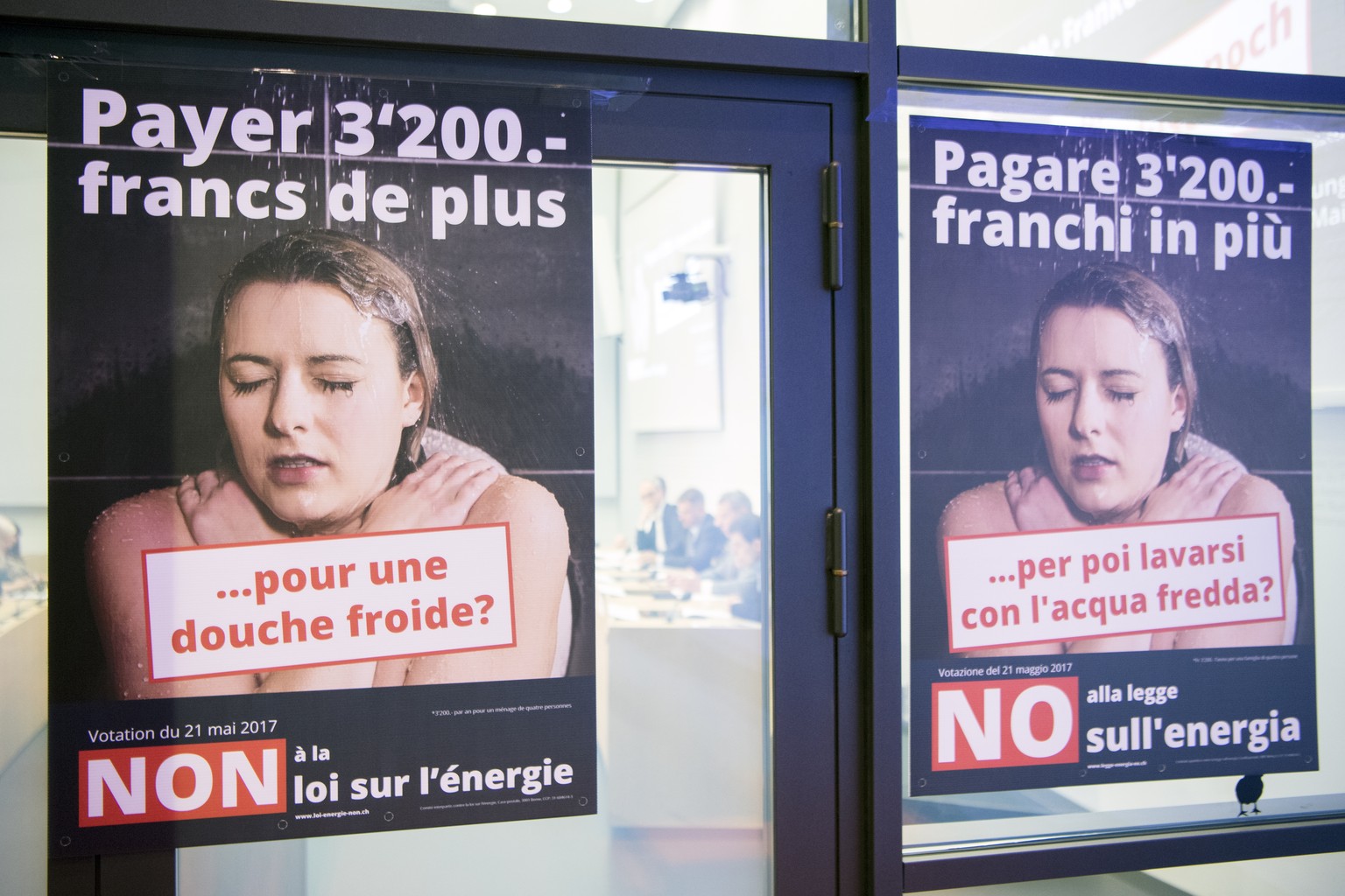 Plakate mit dem Slogan &quot;Nein zum Energiegesetz&quot; fotografiert waehrend einer Medienkonferenz von ueberparteilichen Komitees gegen das Energiegesetz, am Donnerstag, 6. April 2017, im Medienzen ...