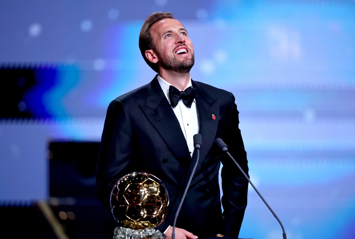 epa13333537 England captain Harry Kane reacts after winning the Men's Ballon d'Or at the 2026 Ballon d'Or awards ceremony at the London Palladium Theatre, London, Great Britain, 26 Octo ...