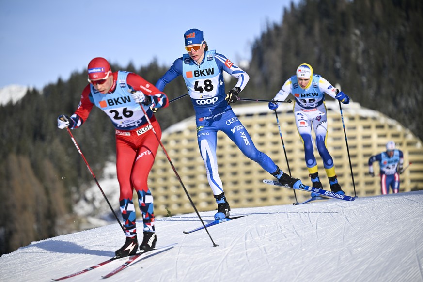 Remi Lindholm of Finland, center, in action during the men&#039;s 20km free style competition at the Davos Nordic FIS Cross Country World Cup in Davos, Switzerland, on Sunday, December 18, 2022. (KEYS ...