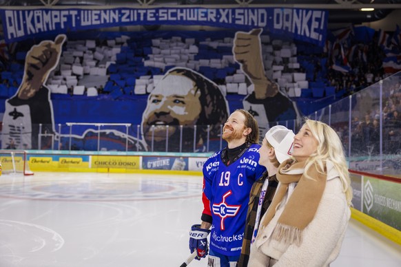 EHC Kloten Verteidiger Steve Kellenberger, hier zusammen mit seinem Sohn und seiner Frau, wird vom EHC Kloten verabschiedet vor dem Qualifikationsspiel der Eishockey-Meisterschaft der National League  ...