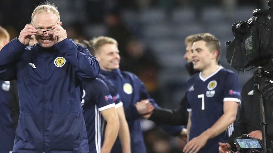 Scotland&#039;s head coach Alex Mcleish, centre, celebrates with his players their victory during the UEFA Nations League soccer match between Scotland and Israel at Hampden Park, in Glasgow, Scotland ...