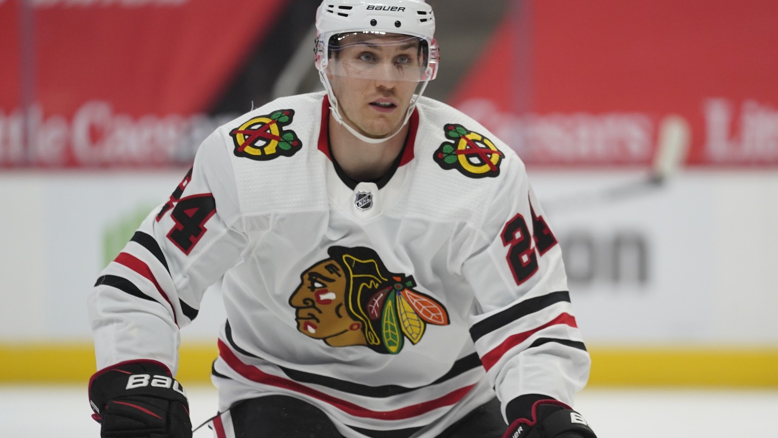 ARCHIV - ZUM SDA-TEXT UEBER DEN SCHWEIZER EISHOCKEYPROF PIUS SUTER -- Chicago Blackhawks center Pius Suter (24) plays against the Detroit Red Wings in the first period of an NHL hockey game Monday, Fe ...