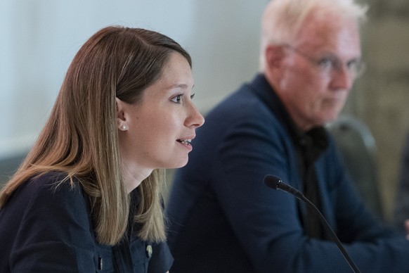 Staenderaetin Johanna Gapany, FDP-FR, links, und Nationalrat Hans-Ulrich Bigler, Direktor Schweizerischer Gewerbeverband sgv, vom ueberparteilichen Ja-Komitee aeussern sich an einer Medienkonferenz zu ...