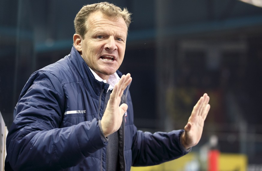 Kloten&#039;s Head coach Kevin Schlaepfer gestures, during a National League regular season game of the Swiss Championship between Geneve-Servette HC and EHC Kloten, at the ice stadium Les Vernets, in ...