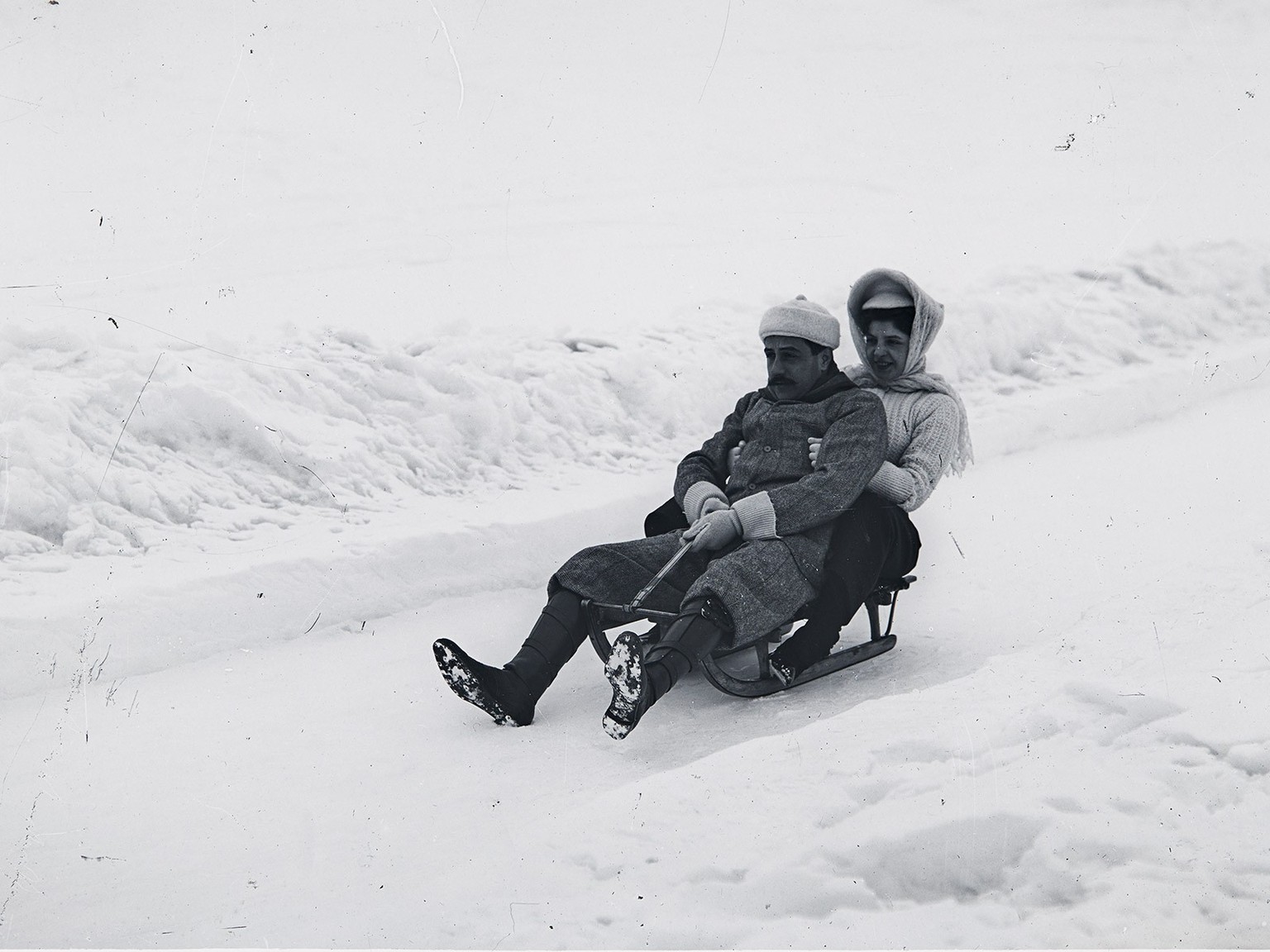 Unterhaltungsprogramm für die Touristen: Schlitteln in St. Moritz, um 1900.
https://permalink.nationalmuseum.ch/100391325