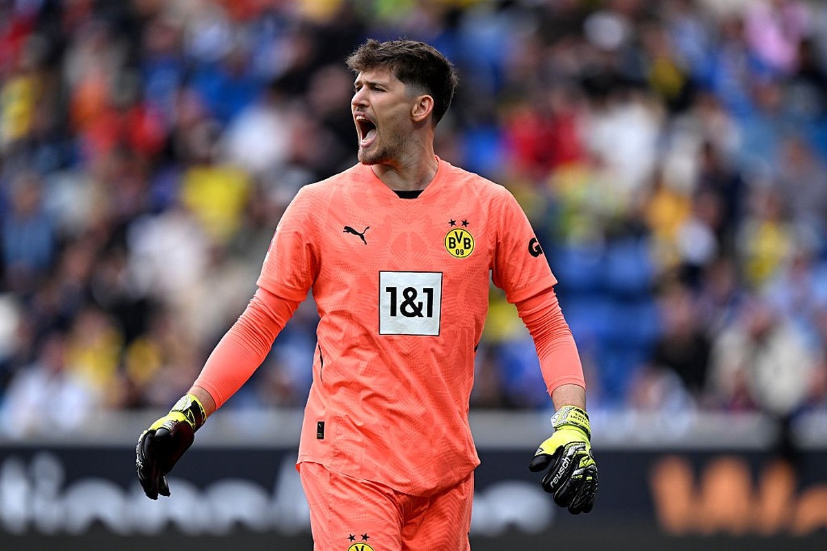SINSHEIM, GERMANY - APRIL 26: Gregor Kobel of Borussia Dortmund reacts during the Bundesliga match between TSG 1899 Hoffenheim and Borussia Dortmund at PreZero-Arena on April 26, 2025 in Sinsheim, Ger ...
