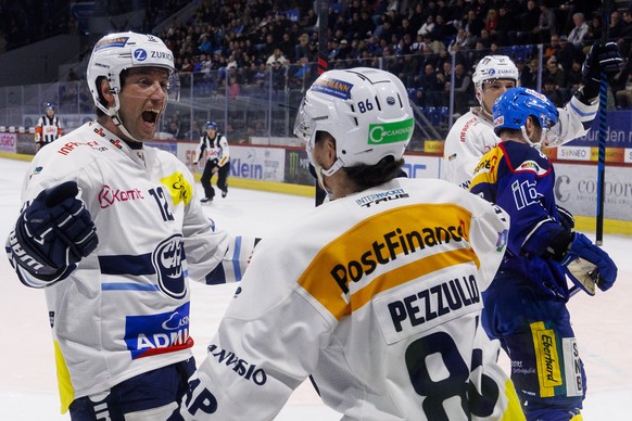 HC Ambri-Piotta Stuermer Daniele Grassi (#12) feiert seinen Treffer zum 0-1 mit Rocco Pezzullo waehrend dem Eishockey-Meisterschaftsspiel der National League zwischen den Teams EHC Kloten und HC Ambri ...