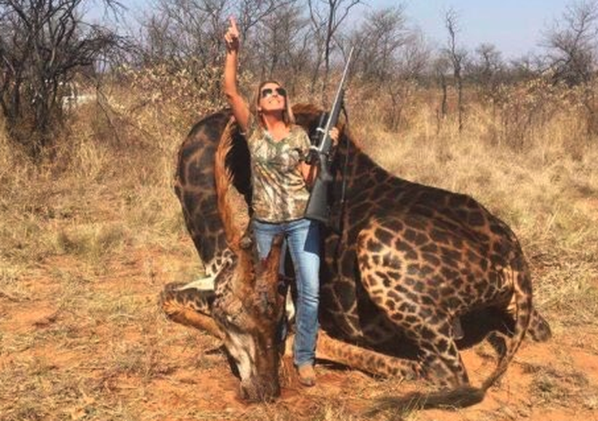 Tess Thompson Talley posiert mit der erschossenen Giraffe.