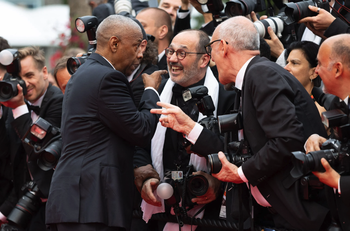 Denzel Washington remonte les bretelles d'un photographe un peu trop insistant.