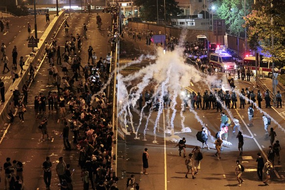 Tränengas gegen Demonstranten.