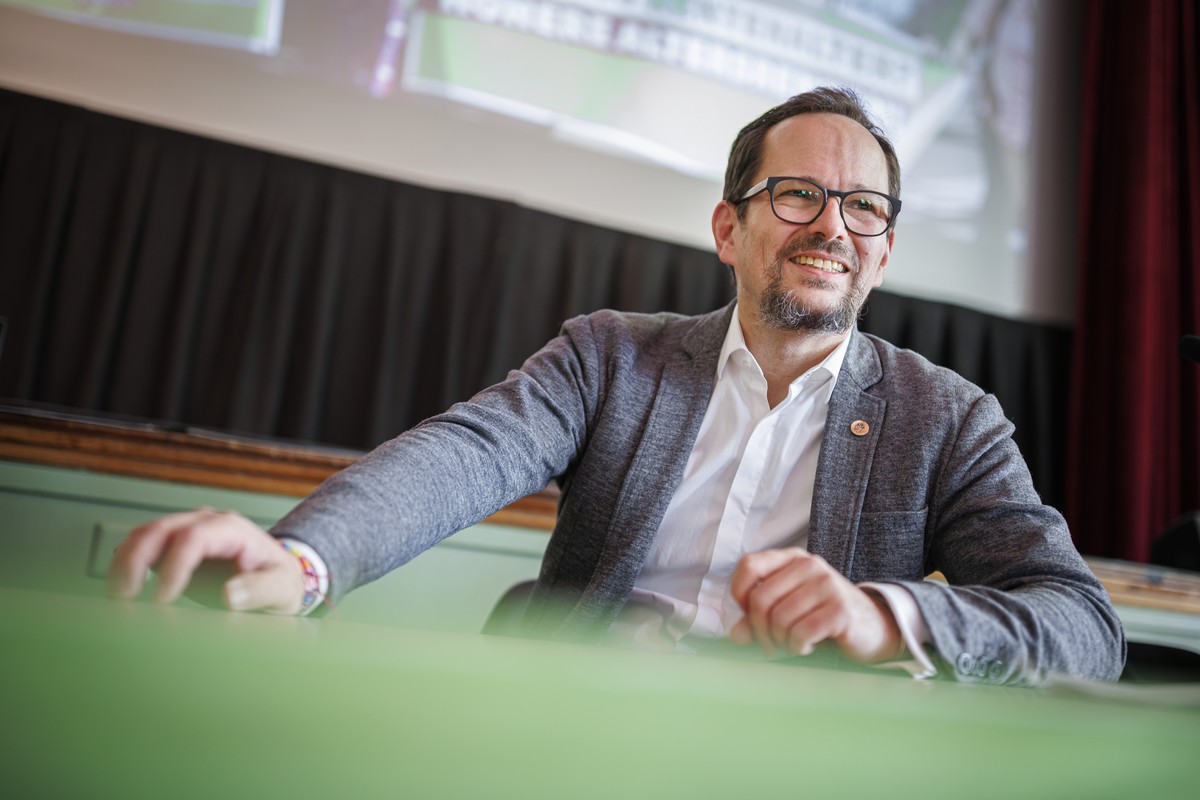 Balthasar Glaettli, president sortant des Verts suisses, reagit lors de l'assemblee des delegues des Verts ce samedi 6 avril 2024 a Renens. (KEYSTONE/Valentin Flauraud)