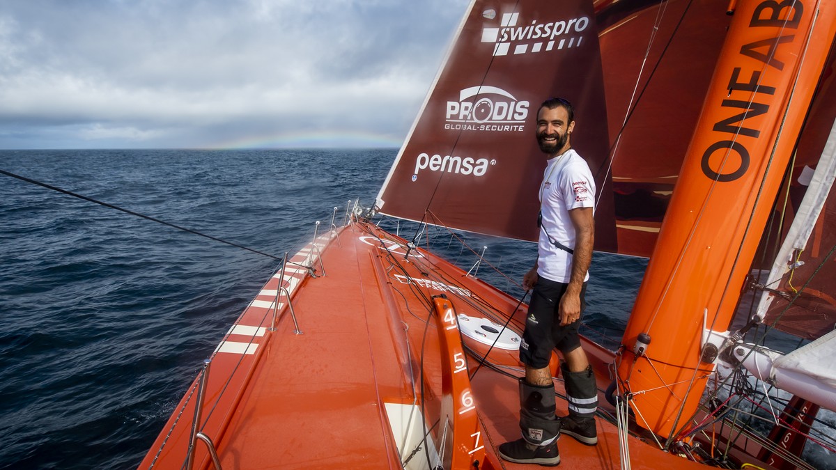 Le navigateur suisse Alan Roura navigue sur son bateau "La Fabrique" SUI 7 un IMOCA de 60 pieds le mardi 18 aout 2020 au large de Lorient en France. Alan Roura va prendre le depart du procha ...