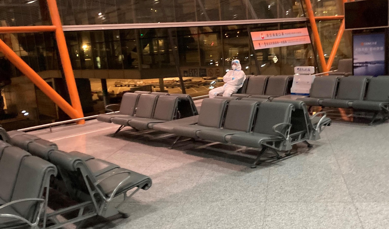 Nur fast gähnende Leere am Flughafen Peking.