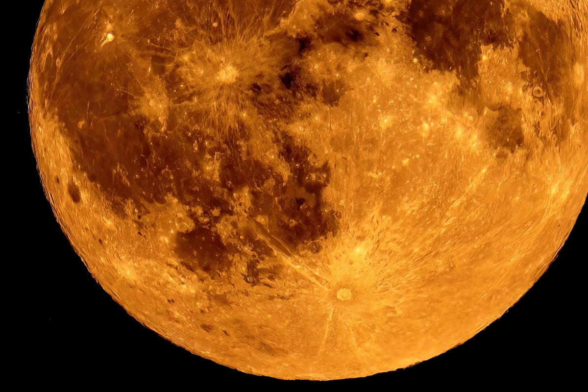 KEYPIX - epa13195564 A full moon is seen over Krakow, Poland, 27 August 2026. EPA/Lukasz Gagulski POLAND OUT