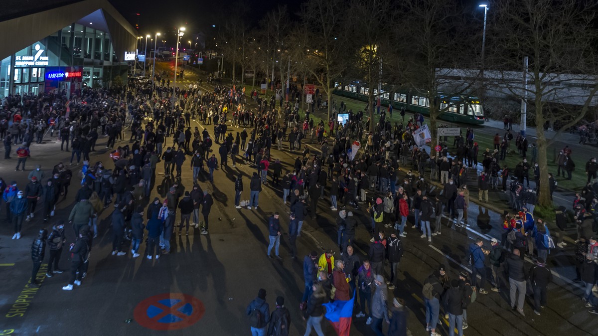 FCB-Fans versammeln sich um das Stadion vor dem Fussball Meisterschaftsspiel der Super League zwischen dem FC Basel und dem FC Luzern im Stadion St. Jakob-Park in Basel, am Samstag, 13. Maerz 2021. Di ...