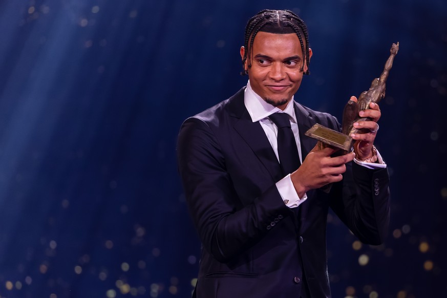 Manuel Akanji, Fussball, erhaelt den Preis als MVP des Jahres 2023 an der Verleihung der Sports Awards 2023 am Sonntag, 10. Dezember 2023 in Zuerich. (KEYSTONE/Philipp Schmidli)